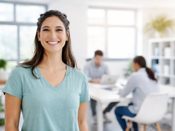Chica en primer plano en un entorno de trabajo