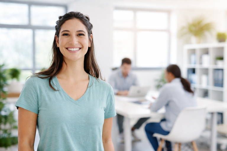 Chica en primer plano en un entorno de trabajo