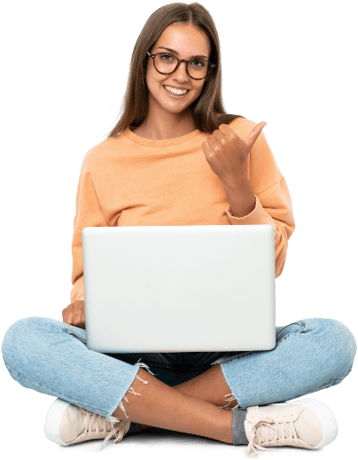 chica sentada con el portatil en las piernas