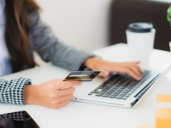 mujer comprando por internet