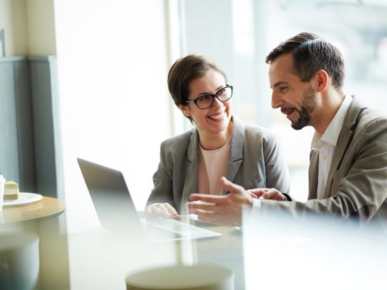dos personas trabajando con el ordenador