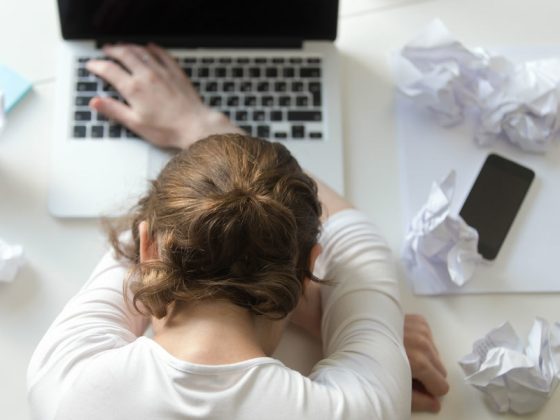 persona cansada frente a ordenador