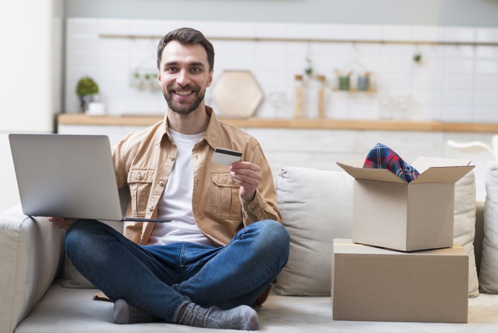 hombre comprando por interner