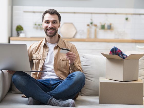 hombre comprando por interner