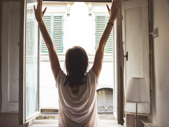 mujer en la ventana contenta