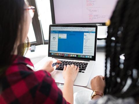 persona en ordenador