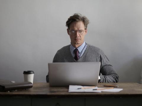 hombre mirando un ordenador