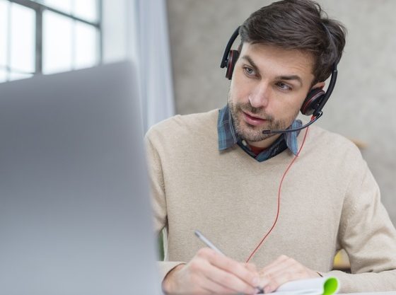 hombre en una videiollamada