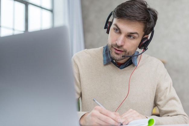 hombre en una videiollamada