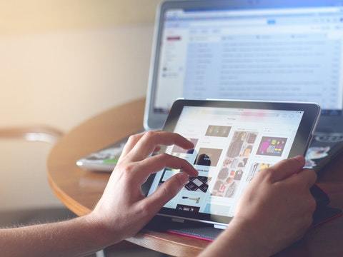 persona trabajando con una tablet