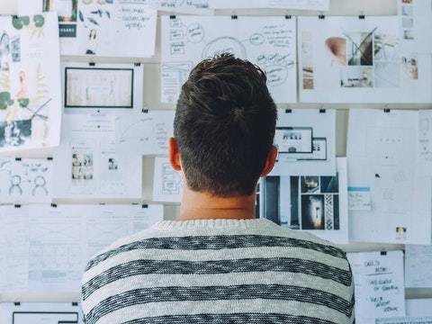 hombre viendo tablero de apuntes