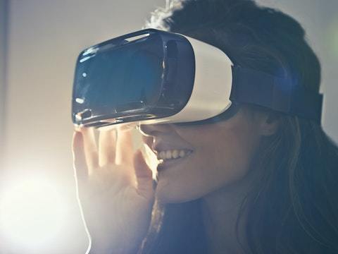 mujer con gafas de realidad virtual