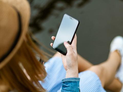 mujer mirando la pantalla de un móvil