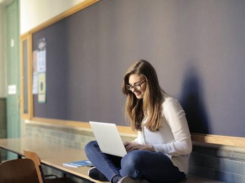 joven en clase con un ordenador