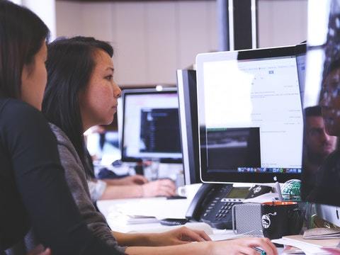 mujeres trabajando ordenador