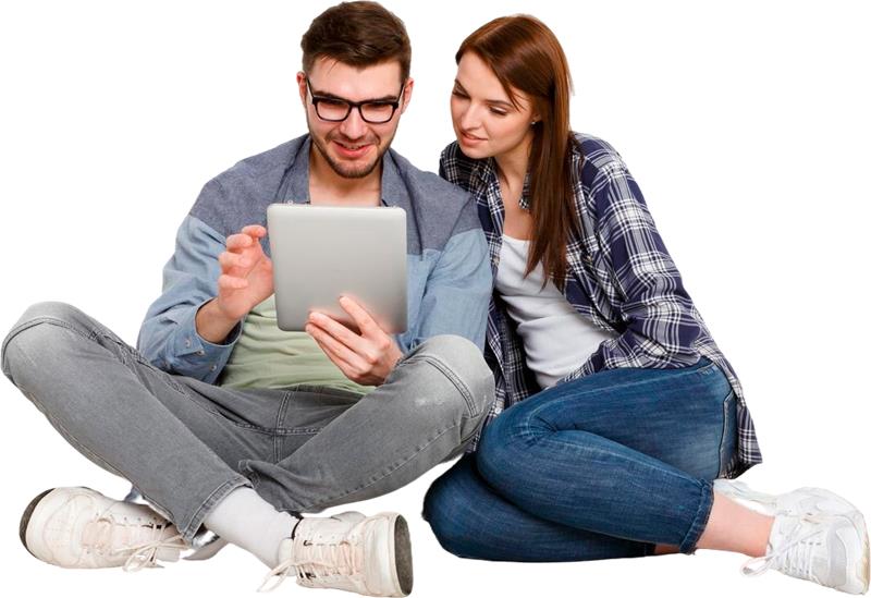 Pareja viendo tablet
