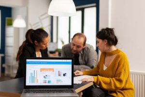 Administración de sistemas de planificación de recursos empresariales y de gestión de relaciones con clientes.
