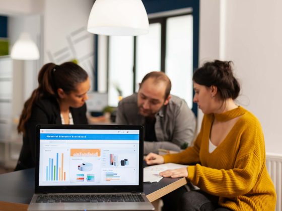 Administración de sistemas de planificación de recursos empresariales y de gestión de relaciones con clientes.