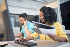 Emisión y gestión de llamadas salientes en un servicio de teleasistencia