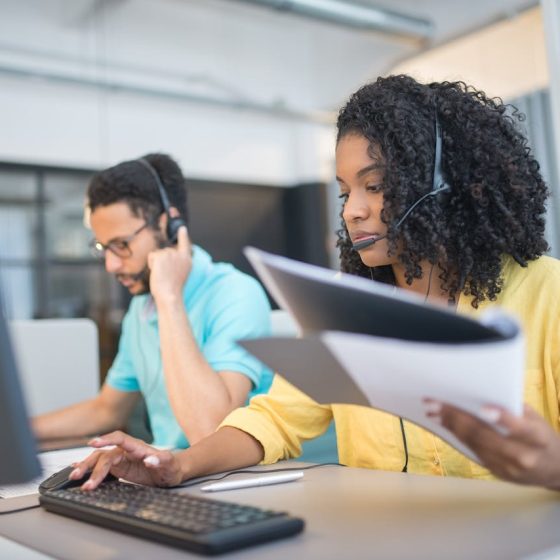 Emisión y gestión de llamadas salientes en un servicio de teleasistencia