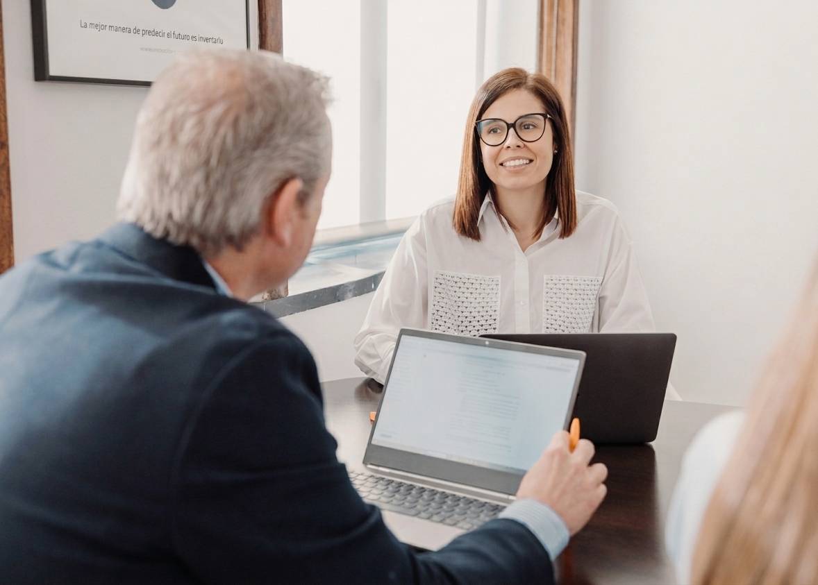 Reunión interna trabajadores en una oficina