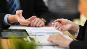 Creación y mantenimiento de componentes software en sistemas de planificación de recursos empresariales y de gestión de relaciones con clientes.