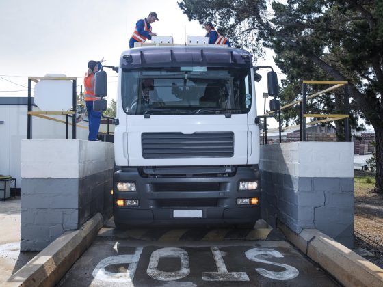 Estiba y carga de camiones en operaciones de recuperación
